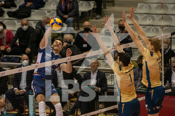 2022-02-26 - Marko Vucasinovic (Ravenna) spikes - CONSAR RAVENNA VS VERONA VOLLEY - SUPERLEAGUE SERIE A - VOLLEYBALL