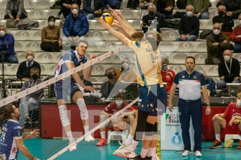 2022-02-26 - Marko Vucasinovic (Ravenna) spikes - CONSAR RAVENNA VS VERONA VOLLEY - SUPERLEAGUE SERIE A - VOLLEYBALL