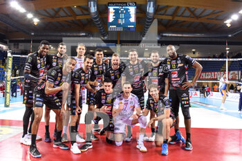 2022-01-23 - Group photo of the players of the Cucine Lube Civitanova after the match - CUCINE LUBE CIVITANOVA VS VERO VOLLEY MONZA - SUPERLEAGUE SERIE A - VOLLEYBALL