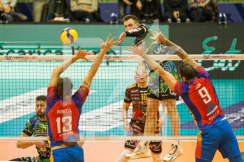 2022-03-13 - Spike of Oleh Plotnytskyi (SIR Safety Perugia) - VERO VOLLEY MONZA VS SIR SAFETY CONAD PERUGIA - SUPERLEAGUE SERIE A - VOLLEYBALL