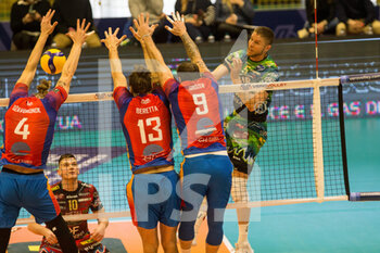 2022-03-13 - Spike of Thijs Ter Horst (SIR Safety Perugia) over the block  - VERO VOLLEY MONZA VS SIR SAFETY CONAD PERUGIA - SUPERLEAGUE SERIE A - VOLLEYBALL