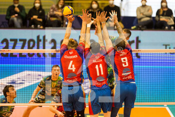 2022-03-13 - Thijs Ter Horst (SIR Safety Perugia) over the block  - VERO VOLLEY MONZA VS SIR SAFETY CONAD PERUGIA - SUPERLEAGUE SERIE A - VOLLEYBALL