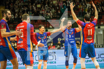 2022-03-13 - Exultation Vero Volley Monza's players after scoring a set point - VERO VOLLEY MONZA VS SIR SAFETY CONAD PERUGIA - SUPERLEAGUE SERIE A - VOLLEYBALL