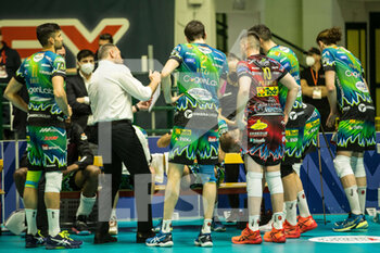 2022-03-13 - Nikola Grbica (head coach Perugia) with team during time out  - VERO VOLLEY MONZA VS SIR SAFETY CONAD PERUGIA - SUPERLEAGUE SERIE A - VOLLEYBALL