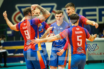 2022-03-13 - GROZER Georg (Vero Volley Monza) and teammates celebrates after scoring a point - VERO VOLLEY MONZA VS SIR SAFETY CONAD PERUGIA - SUPERLEAGUE SERIE A - VOLLEYBALL