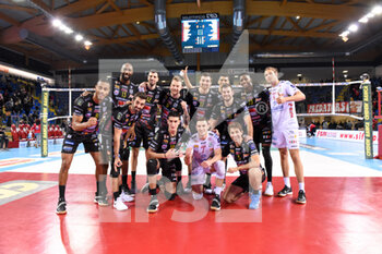2022-02-02 - Group photo of the players of the Cucine Lube Civitanova after the match - CUCINE LUBE CIVITANOVA VS ITAS TRENTINO - SUPERLEAGUE SERIE A - VOLLEYBALL
