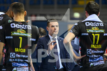 2022-03-23 - Time out of the Cucine Lube Civitanova team and Gianlorenzo Blengini (Coach of Cucine Lube Civitanova) - CUCINE LUBE CIVITANOVA VS ALLIANZ MILANO - SUPERLEAGUE SERIE A - VOLLEYBALL