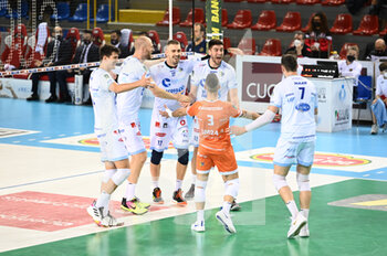 2022-03-02 - The players of Top Volley Cisterna rejoice after scoring a point - CUCINE LUBE CIVITANOVA VS TOP VOLLEY CISTERNA - SUPERLEAGUE SERIE A - VOLLEYBALL
