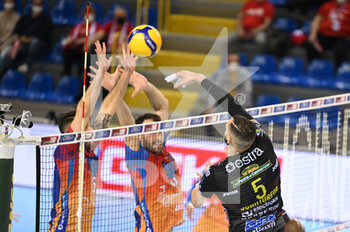 2022-03-27 - Attack of Osmany Juantorena #5 (Cucine Lube Civitanova) - PLAYOFF - CUCINE LUBE CIVITANOVA VS VERO VOLLEY MONZA - SUPERLEAGUE SERIE A - VOLLEYBALL