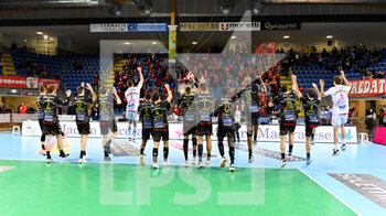 2022-03-27 - The players of Cucine Lube Civitanova greet the fans after the victory - PLAYOFF - CUCINE LUBE CIVITANOVA VS VERO VOLLEY MONZA - SUPERLEAGUE SERIE A - VOLLEYBALL