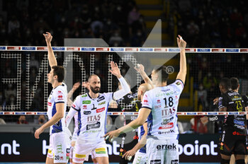 2022-04-14 - The players of Itas Trentino rejoice after scoring a point - PLAY OFF - CUCINE LUBE CIVITANOVA VS ITAS TRENTINO - SUPERLEAGUE SERIE A - VOLLEYBALL