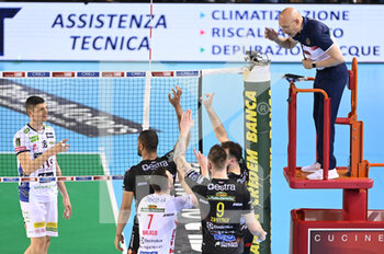 2022-04-14 - The players of Cucine Lube Civitanova protest with Umberto Zanussi from Treviso (First referee of the match) - PLAY OFF - CUCINE LUBE CIVITANOVA VS ITAS TRENTINO - SUPERLEAGUE SERIE A - VOLLEYBALL