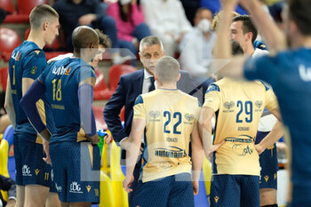 2022-04-17 - Verona Volley during an time-out. - PLAYOFF 5TH PLACE - VERONA VOLLEY VS GIOIELLA PRISMA TARANTO  - SUPERLEAGUE SERIE A - VOLLEYBALL