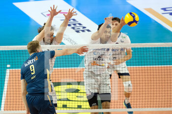 2022-04-27 - Block of Barthelemy Chinenyeze - Allianz Power Volley Milano and Jean Patry - Allianz Power Volley Milano - PLAY OFF 5TH PLACE - VERONA VOLLEY VS ALLIANZ MILANO - SUPERLEAGUE SERIE A - VOLLEYBALL