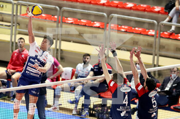 2022-04-24 - Francesco Recine Gas Sales Bluenergy Piacenza squashed. - PLAY OFF 5TH PLACE - GIOIELLA PRISMA TARANTO VS GAS SALES BLUENERGY PIACENZA - SUPERLEAGUE SERIE A - VOLLEYBALL
