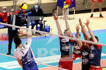 2022-04-24 - Adis Lagumdzija Gas Sales Bluenergy Piacenza squashed on the three wall. - PLAY OFF 5TH PLACE - GIOIELLA PRISMA TARANTO VS GAS SALES BLUENERGY PIACENZA - SUPERLEAGUE SERIE A - VOLLEYBALL