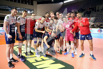 2022-04-24 - Gas Sales Bluenergy Piacenza photo group after the match. - PLAY OFF 5TH PLACE - GIOIELLA PRISMA TARANTO VS GAS SALES BLUENERGY PIACENZA - SUPERLEAGUE SERIE A - VOLLEYBALL