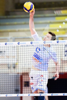 2022-04-27 - Bossi Elia attack (Top Volley Cisterna) - PLAY OFF 5TH PLACE - TOP VOLLEY CISTERNA VS GIOIELLA PRISMA TARANTO - SUPERLEAGUE SERIE A - VOLLEYBALL
