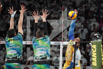 2022-04-27 - ngapeth earvin (n.9 leo shoes perkingelmer modena) v giannelli simone (n.6 sir safety conad perugia) sole' sebastian (n.11 sir safety conad perugia) - PLAY OFF - SIR SAFETY CONAD PERUGIA VS LEO SHOES PERKINELMER MODENA - SUPERLEAGUE SERIE A - VOLLEYBALL