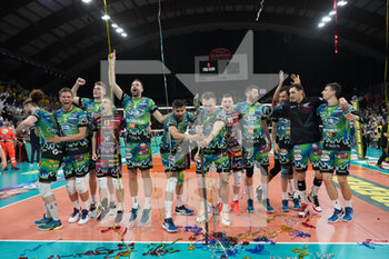 2022-04-27 - sir safety conad perugia rejoices for the victory of the race - PLAY OFF - SIR SAFETY CONAD PERUGIA VS LEO SHOES PERKINELMER MODENA - SUPERLEAGUE SERIE A - VOLLEYBALL