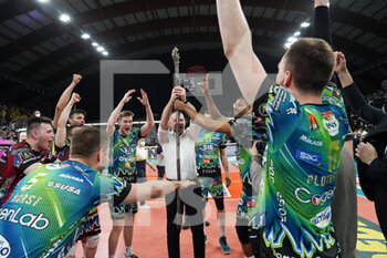 2022-04-27 - sir safety conad perugia rejoices for the victory of the race - PLAY OFF - SIR SAFETY CONAD PERUGIA VS LEO SHOES PERKINELMER MODENA - SUPERLEAGUE SERIE A - VOLLEYBALL