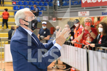 2022-04-27 - Albino Massaccesi (Vice President of Cucine Lube Civitanova) greets the fans at the end of the match - PLAY OFF - CUCINE LUBE CIVITANOVA VS ITAS TRENTINO - SUPERLEAGUE SERIE A - VOLLEYBALL