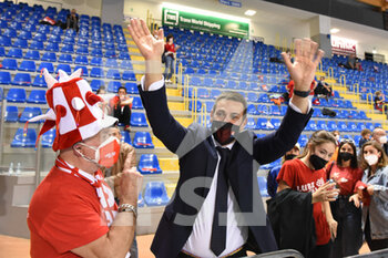 2022-04-27 - Gianlorenzo Blengini (Coach of Cucine Lube Civitanova) greets the fans at the end of the match - PLAY OFF - CUCINE LUBE CIVITANOVA VS ITAS TRENTINO - SUPERLEAGUE SERIE A - VOLLEYBALL