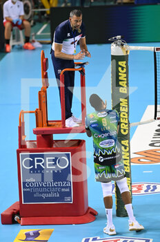 2022-05-04 - Wilfredo Leon Venero #9 (Sir Safety Conad Perugia) and Mauro Goitre of Torino (First referee of the match) - PLAY OFF - CUCINE LUBE CIVITANOVA VS SIR SAFETY CONAD PERUGIA	 - SUPERLEAGUE SERIE A - VOLLEYBALL
