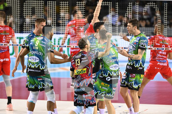 2022-05-11 - The players of Sir Safety Conad Perugia rejoice after scoring a point - PLAY OFF - CUCINE LUBE CIVITANOVA VS SIR SAFETY CONAD PERUGIA - SUPERLEAGUE SERIE A - VOLLEYBALL