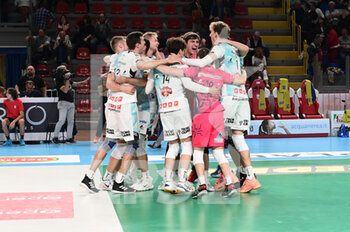 2022-10-09 - The players of the Padova Volleyball rejoice at the end of the match - CUCINE LUBE CIVITANOVA VS PALLAVOLO PADOVA - SUPERLEAGUE SERIE A - VOLLEYBALL
