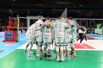 2022-10-09 - The players of the Padova Volleyball rejoice at the end of the match - CUCINE LUBE CIVITANOVA VS PALLAVOLO PADOVA - SUPERLEAGUE SERIE A - VOLLEYBALL