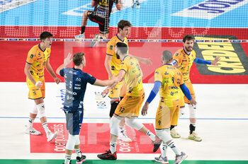 2022-10-16 - The players of Valsa Group Modena rejoice after scoring a point - CUCINE LUBE CIVITANOVA VS LEO SHOES MODENA - SUPERLEAGUE SERIE A - VOLLEYBALL