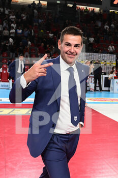 2022-10-16 - Gianlorenzo Blengini (Coach of Cucine Lube Civitanova) makes the victory sign at the end of the match - CUCINE LUBE CIVITANOVA VS LEO SHOES MODENA - SUPERLEAGUE SERIE A - VOLLEYBALL