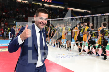 2022-10-16 - Gianlorenzo Blengini (Coach of Cucine Lube Civitanova) makes the victory sign at the end of the match - CUCINE LUBE CIVITANOVA VS LEO SHOES MODENA - SUPERLEAGUE SERIE A - VOLLEYBALL