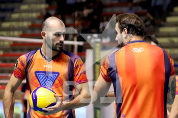2022-10-16 - Gianluca Galassi and Georg Grozer (Vero Volley Monza) they chatter. - GIOIELLA PRISMA TARANTO VS VERO VOLLEY MONZA - SUPERLEAGUE SERIE A - VOLLEYBALL