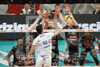 2022-11-24 - rinaldi tommaso (n.90 valsa group modena) roberto russo (n.12 sir safety susa perugia) - SIR SAFETY SUSA PERUGIA VS LEO SHOES MODENA - SUPERLEAGUE SERIE A - VOLLEYBALL