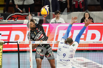 2022-11-24 - rinaldi tommaso (n.90 valsa group modena) v roberto russo (n.12 sir safety susa perugia) - SIR SAFETY SUSA PERUGIA VS LEO SHOES MODENA - SUPERLEAGUE SERIE A - VOLLEYBALL