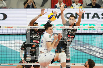 2022-11-24 - rinaldi tommaso (n.90 valsa group modena) v roberto russo (n.12 sir safety susa perugia) - SIR SAFETY SUSA PERUGIA VS LEO SHOES MODENA - SUPERLEAGUE SERIE A - VOLLEYBALL