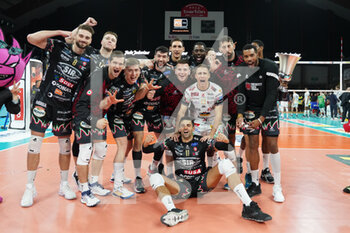2022-11-06 - sir safety susa perugia rejoices for the victory of the race - SIR SAFETY SUSA PERUGIA VS ALLIANZ MILANO - SUPERLEAGUE SERIE A - VOLLEYBALL