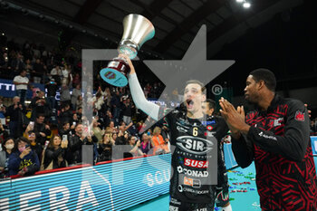 2022-11-06 - giannelli simone (n.6 sir safety susa perugia) swilfredo leon venero (n.9  sir safety susa perugia)  rejoices for the victory of the del monte super coppa - SIR SAFETY SUSA PERUGIA VS ALLIANZ MILANO - SUPERLEAGUE SERIE A - VOLLEYBALL