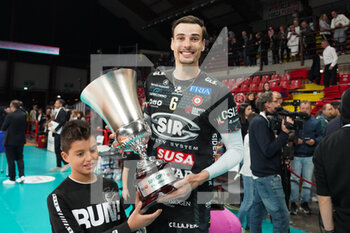 2022-11-06 - giannelli simone (n.6 sir safety susa perugia) rejoices for the victory of the del monte super coppa 2022 - SIR SAFETY SUSA PERUGIA VS ALLIANZ MILANO - SUPERLEAGUE SERIE A - VOLLEYBALL