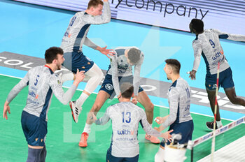 2022-11-06 - The players of WithU Verona rejoice after scoring a point - CUCINE LUBE CIVITANOVA VS WITHU VERONA - SUPERLEAGUE SERIE A - VOLLEYBALL