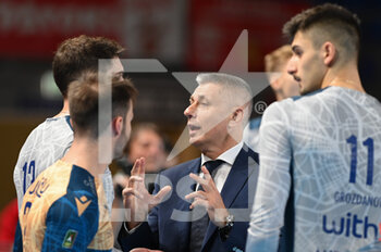2022-11-06 - Radostin Stoytchev (Coach of WithU Verona) - CUCINE LUBE CIVITANOVA VS WITHU VERONA - SUPERLEAGUE SERIE A - VOLLEYBALL