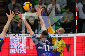 2022-11-06 - Petar Dirlic (Top Volley Cisterna), Earvin Ngapeth ( Valsa Group Modena) - LEO SHOES MODENA VS TOP VOLLEY CISTERNA - SUPERLEAGUE SERIE A - VOLLEYBALL