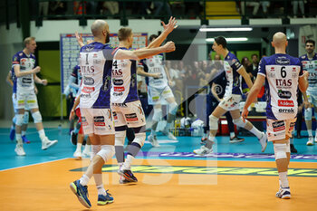 2022-11-06 - Trentino players celebrates after scoring a match point - VERO VOLLEY MONZA VS ITAS TRENTINO - SUPERLEAGUE SERIE A - VOLLEYBALL