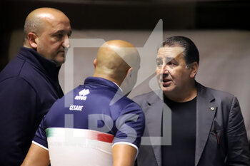 2022-11-05 - Fefè De Giorgi, trainer Italy greets the first referee. - GIOIELLA PRISMA TARANTO VS GAS SALES BLUENERGY PIACENZA - SUPERLEAGUE SERIE A - VOLLEYBALL
