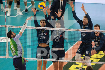 2022-11-13 - Block by Luca Spirito - WithU Verona and Leandro Mosca - WithU Verona - WITHU VERONA VS VERO VOLLEY MONZA - SUPERLEAGUE SERIE A - VOLLEYBALL