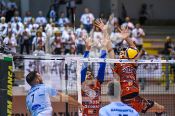 27/11/2022 - Marko Sedlacek attack (Top Volley Cisterna), Simone Giannelli (Sir Safety Susa Perugia) - TOP VOLLEY CISTERNA VS SIR SAFETY SUSA PERUGIA 1-3 - SUPERLEGA SERIE A - VOLLEY