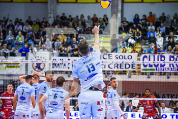 27/11/2022 - Andrea Rossi serve (Top Volley Cisterna) - TOP VOLLEY CISTERNA VS SIR SAFETY SUSA PERUGIA 1-3 - SUPERLEGA SERIE A - VOLLEY