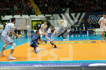 2022-12-04 - Earvin N'Gapeth (Modena Volley) on defense - VERO VOLLEY MONZA VS LEO SHOES MODENA - SUPERLEAGUE SERIE A - VOLLEYBALL